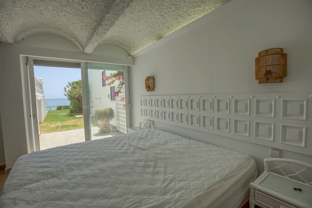 2 bedroom Villa for sale in Estepona with pool garage - € 975,000 (Ref: 8755236)