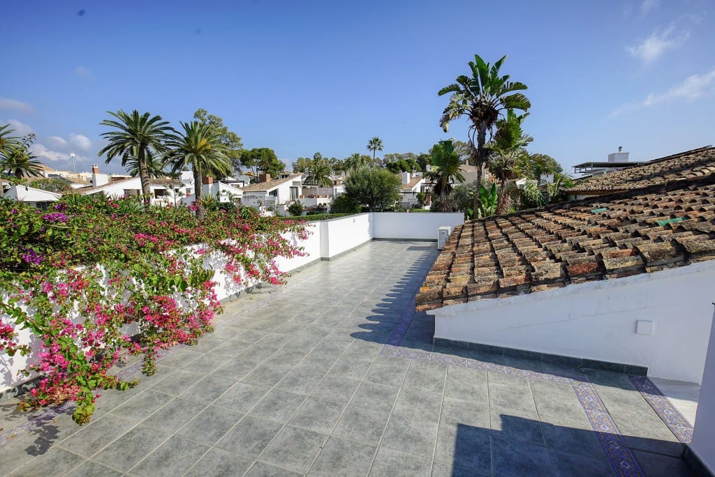 2 bedroom Villa for sale in Estepona with pool garage - € 975,000 (Ref: 8755236)