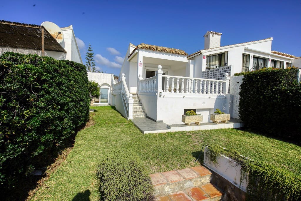 2 bedroom Villa for sale in Estepona with pool garage - € 975,000 (Ref: 8755236)