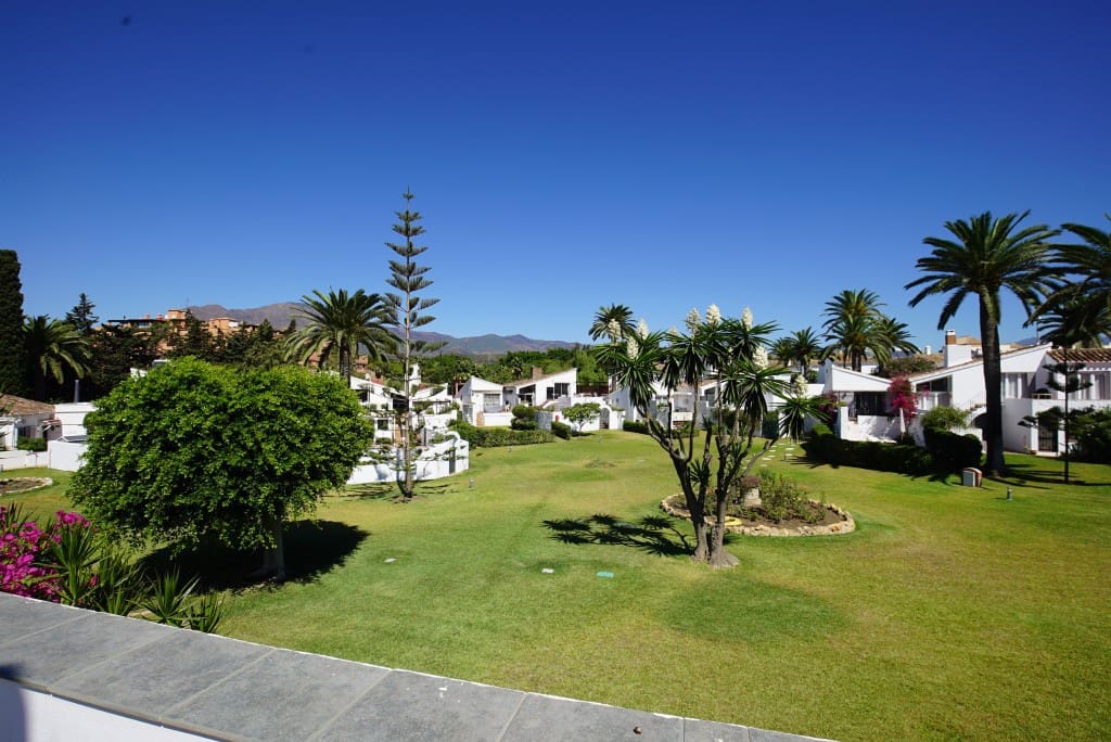2 bedroom Villa for sale in Estepona with pool garage - € 975,000 (Ref: 8755236)