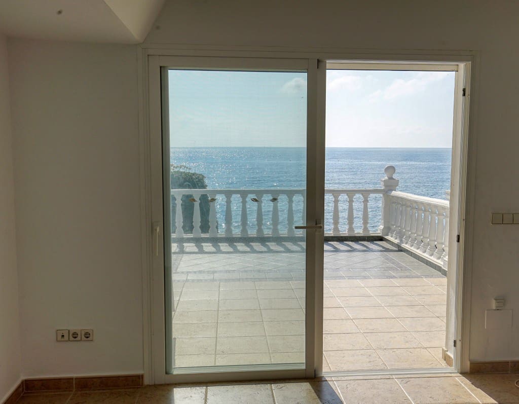 2 bedroom Villa for sale in Estepona with pool garage - € 975,000 (Ref: 8755236)