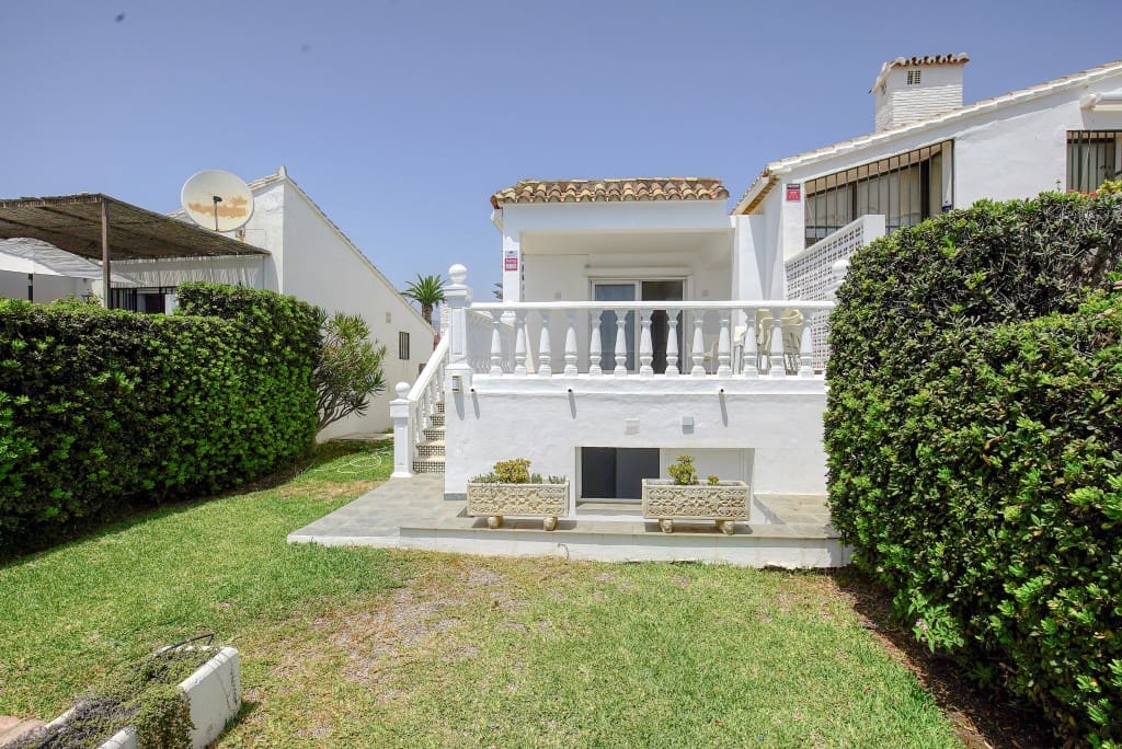 2 bedroom Villa for sale in Estepona with pool garage - € 975,000 (Ref: 8755236)