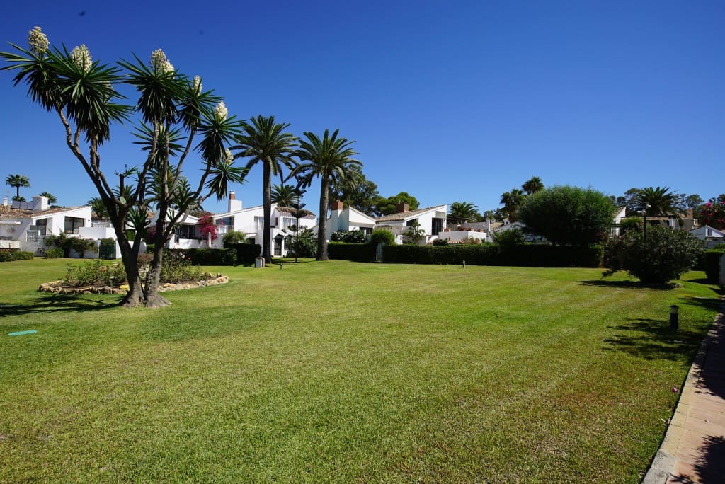 2 bedroom Villa for sale in Estepona with pool garage - € 975,000 (Ref: 8755236)
