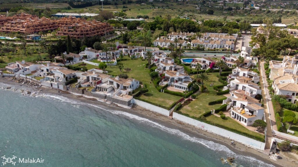 2 bedroom Villa for sale in Estepona with pool garage - € 975,000 (Ref: 8755236)