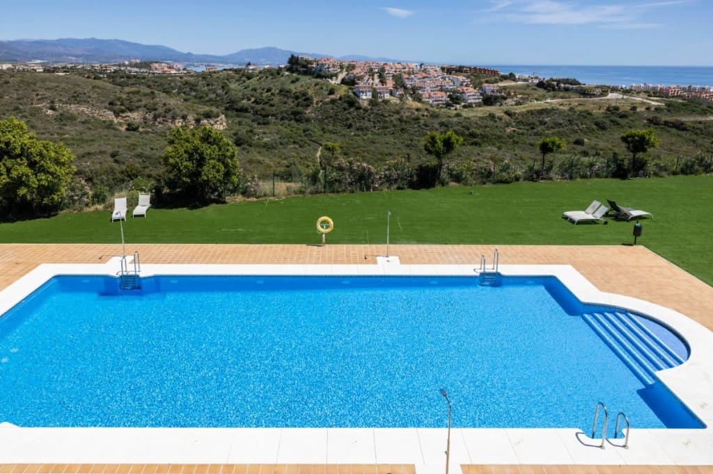 2 soverom Penthouse til salgs i Manilva med svømmebasseng garasje - € 210 000 (Ref: 8875511)