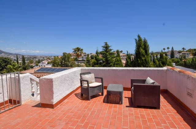 4 bedroom Villa for sale in Mijas Costa, Mijas with pool garage - € 699,000 (Ref: 9966253)
