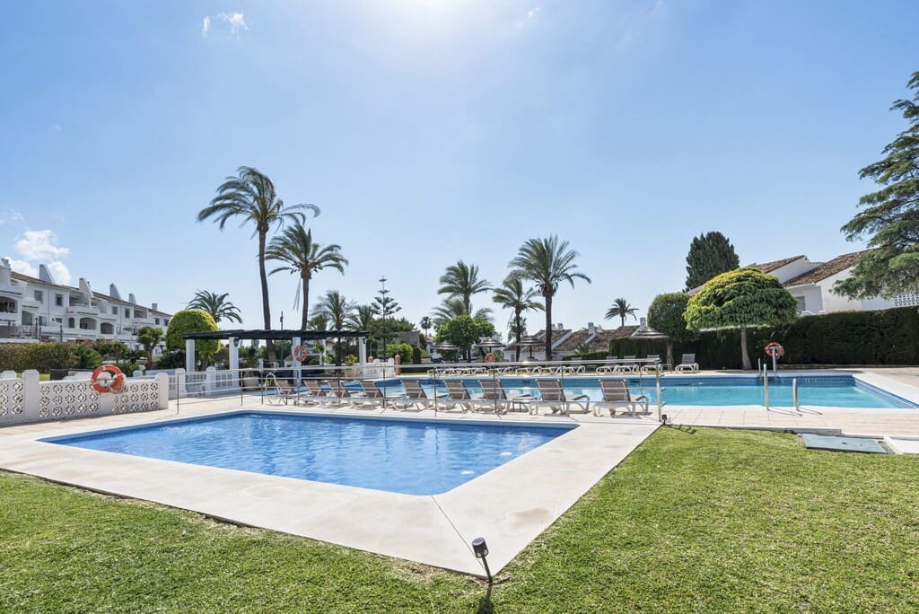 3 soverom Leilighet til salgs i Nueva Andalucia med svømmebasseng - € 875 000 (Ref: 9967274)