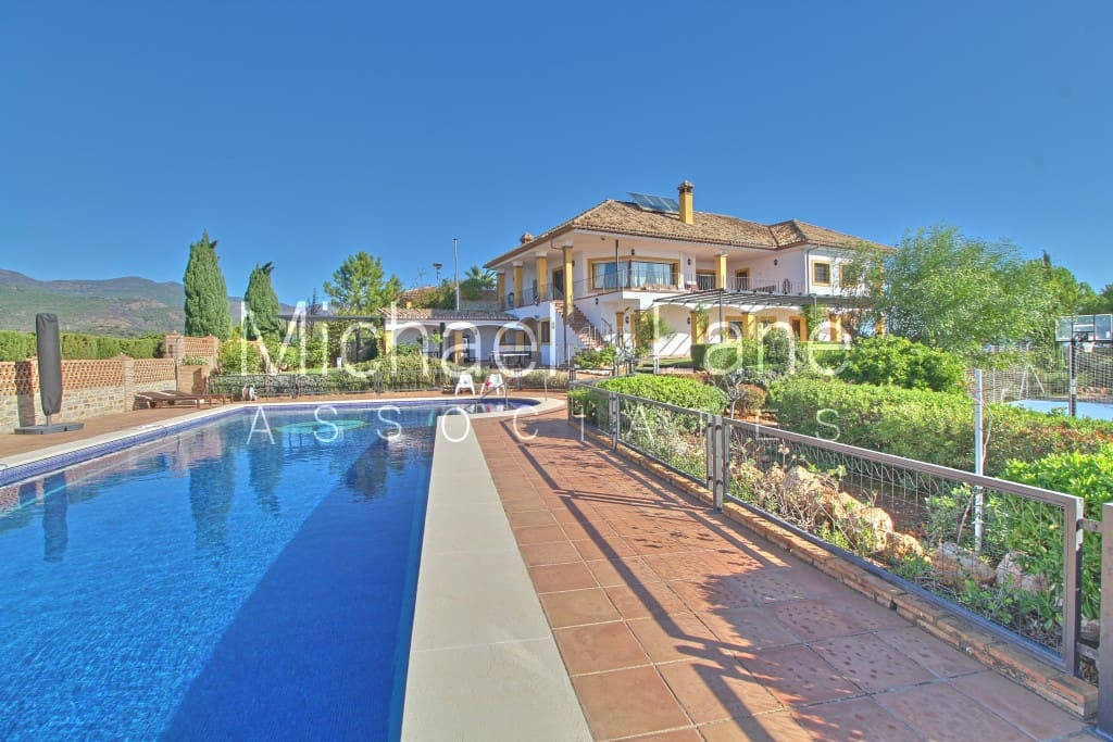 5 chambre Finca/Maison de Campagne à vendre à Estepona avec piscine garage - 3 400 000 € (Ref: 9967277)