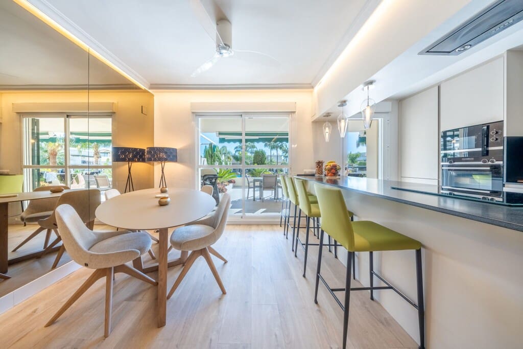 2 soverom Leilighet til salgs i Nueva Andalucia med svømmebasseng - € 595 000 (Ref: 9967280)