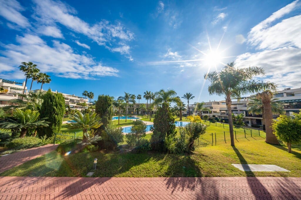 2 soverom Leilighet til salgs i Nueva Andalucia med svømmebasseng - € 595 000 (Ref: 9967280)