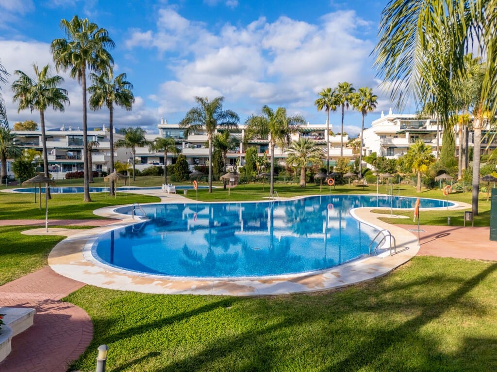 2 soverom Leilighet til salgs i Nueva Andalucia med svømmebasseng - € 595 000 (Ref: 9967280)