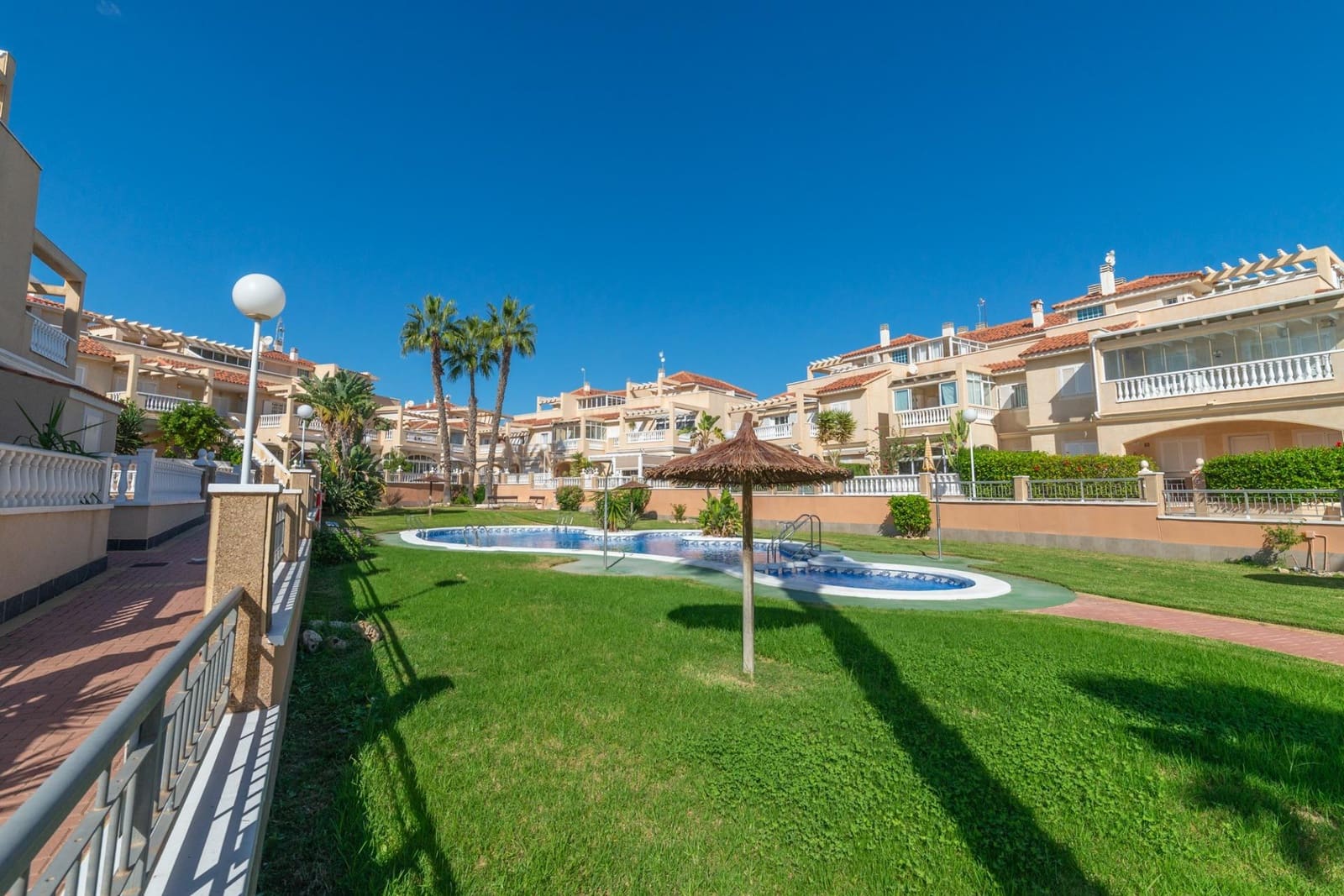 3 makuuhuone Paritalo myytävänä paikassa Orihuela Costa mukana uima-altaan - 265 000 € (Ref: 9344705)