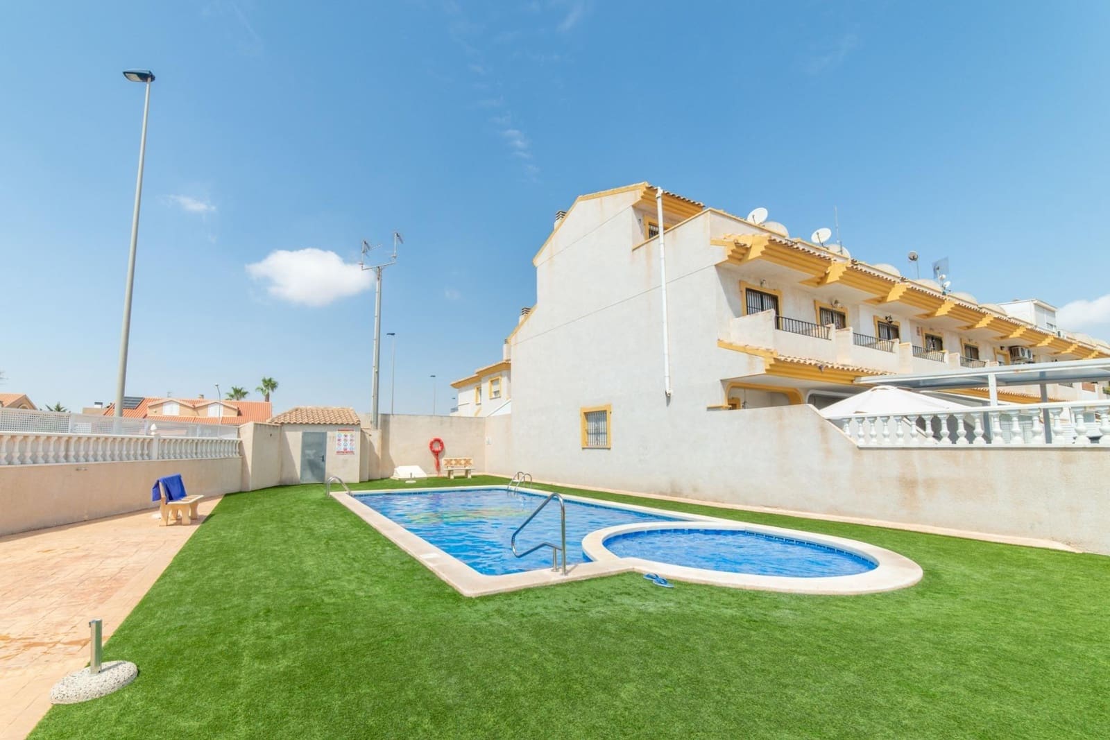 3 soveværelse Rækkehus til salg i Santiago de la Ribera med swimmingpool - € 159.000 (Ref: 9440024)