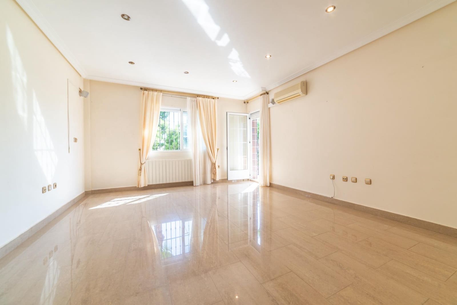 3 bedroom Semi-detached Villa for sale in San Javier with garage - € 342,000 (Ref: 9942462)