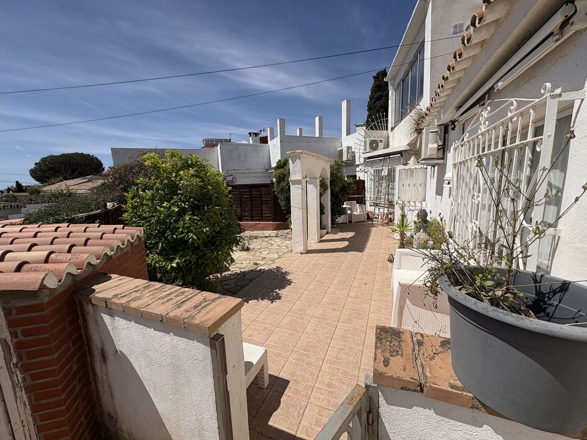 4 soveværelse Semi-Rækkehus til salg i Fuengirola med swimmingpool garage - € 525.000 (Ref: 8922595)