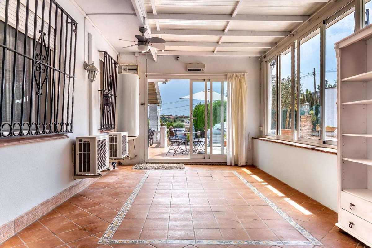 3 soveværelse Villa til salg i Coin med swimmingpool garage - € 350.000 (Ref: 9186621)