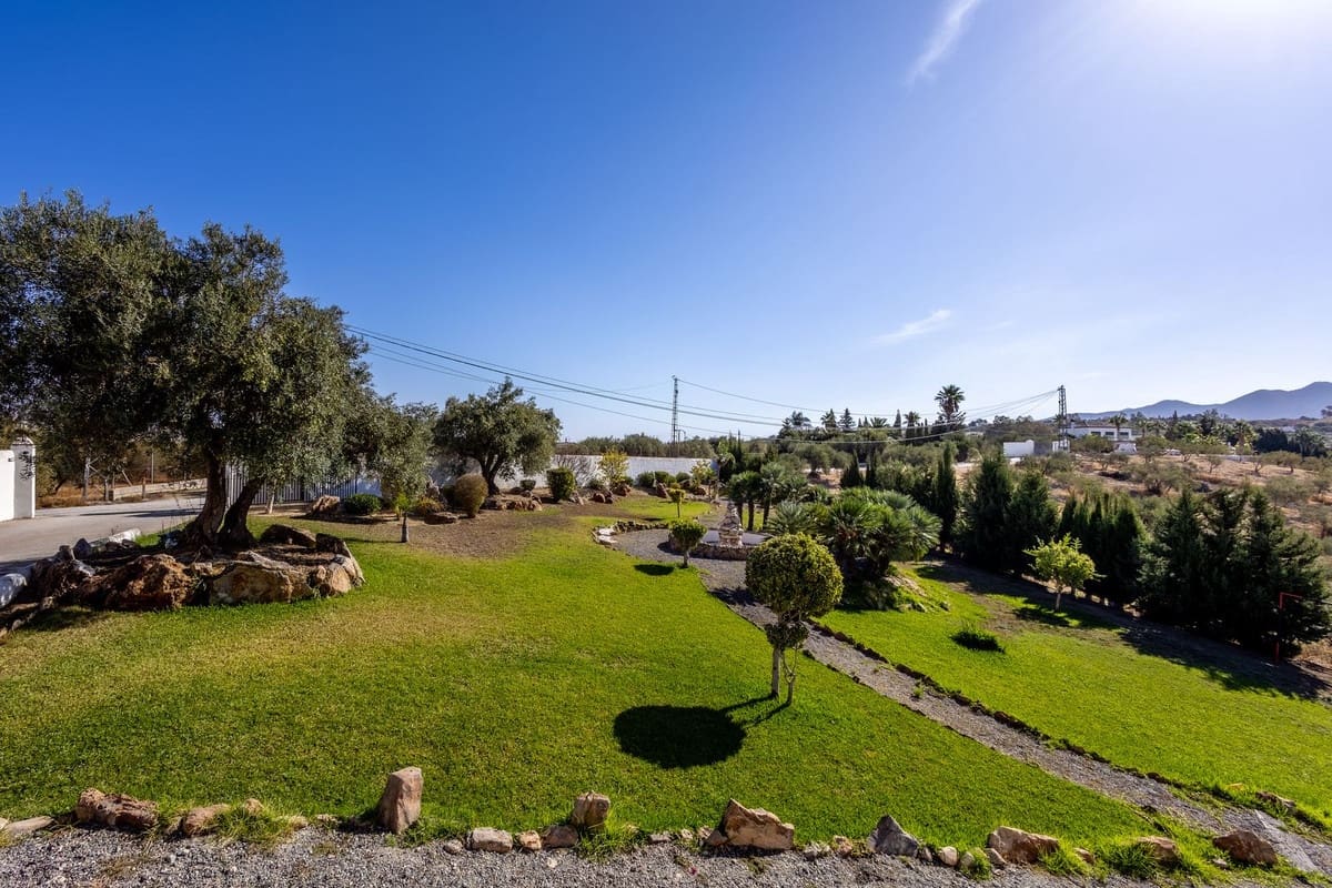 4 bedroom Villa for sale in Alhaurin el Grande with pool garage - € 745,000 (Ref: 9309319)