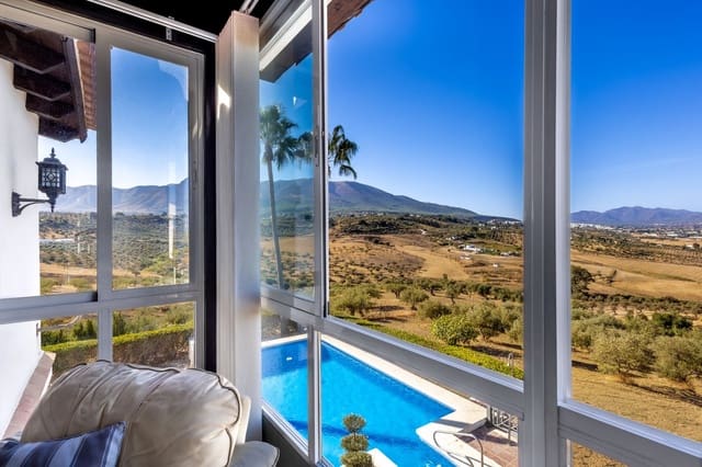 Chalet de 4 habitaciones en Alhaurín el Grande en venta con piscina garaje - 745.000 € (Ref: 9309319)