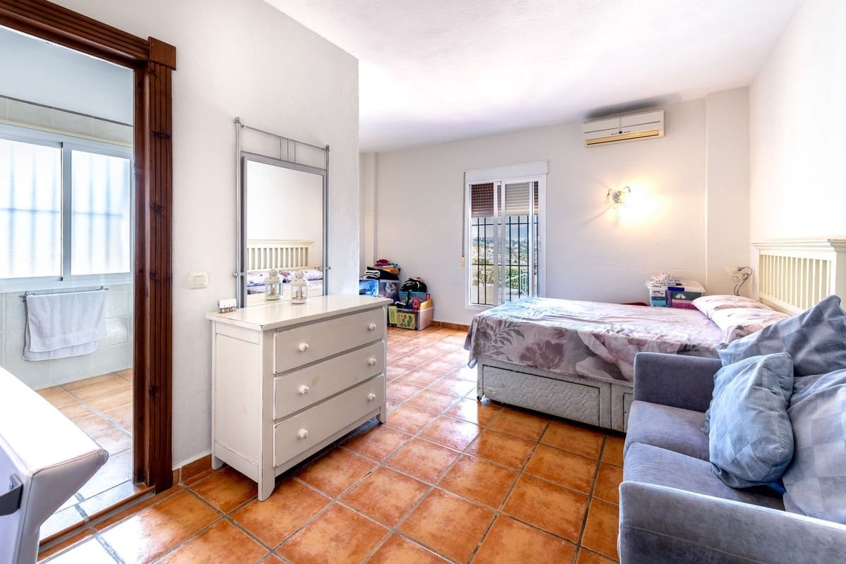 4 bedroom Villa for sale in Alhaurin el Grande with pool garage - € 745,000 (Ref: 9309319)