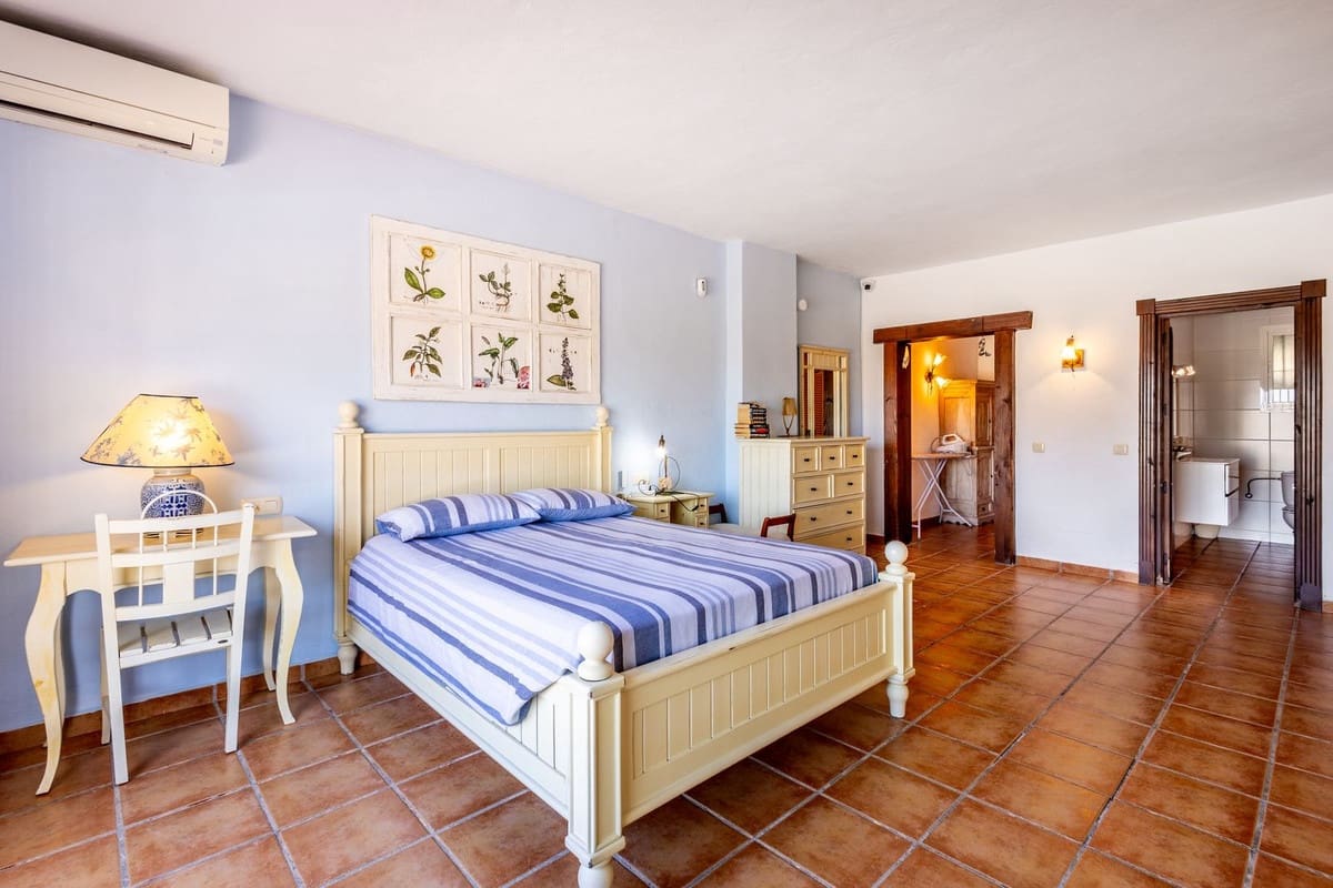 4 bedroom Villa for sale in Alhaurin el Grande with pool garage - € 745,000 (Ref: 9309319)