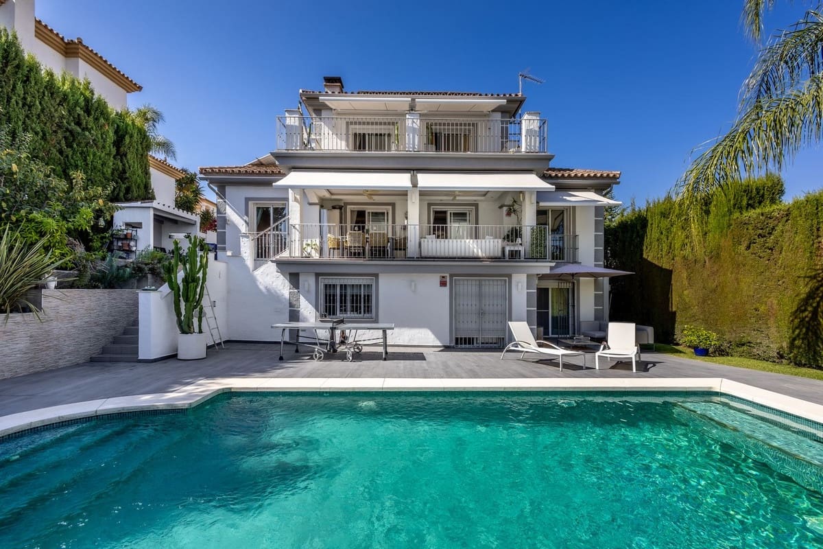 6 bedroom Villa for sale in Alhaurin el Grande with pool garage - € 895,000 (Ref: 9311994)