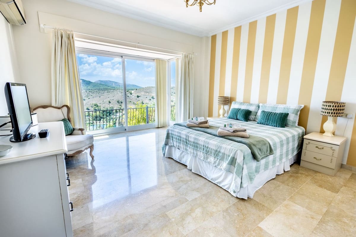 3 bedroom Villa for rent in Alhaurin Golf with pool garage - € 3,750 (Ref: 9325388)