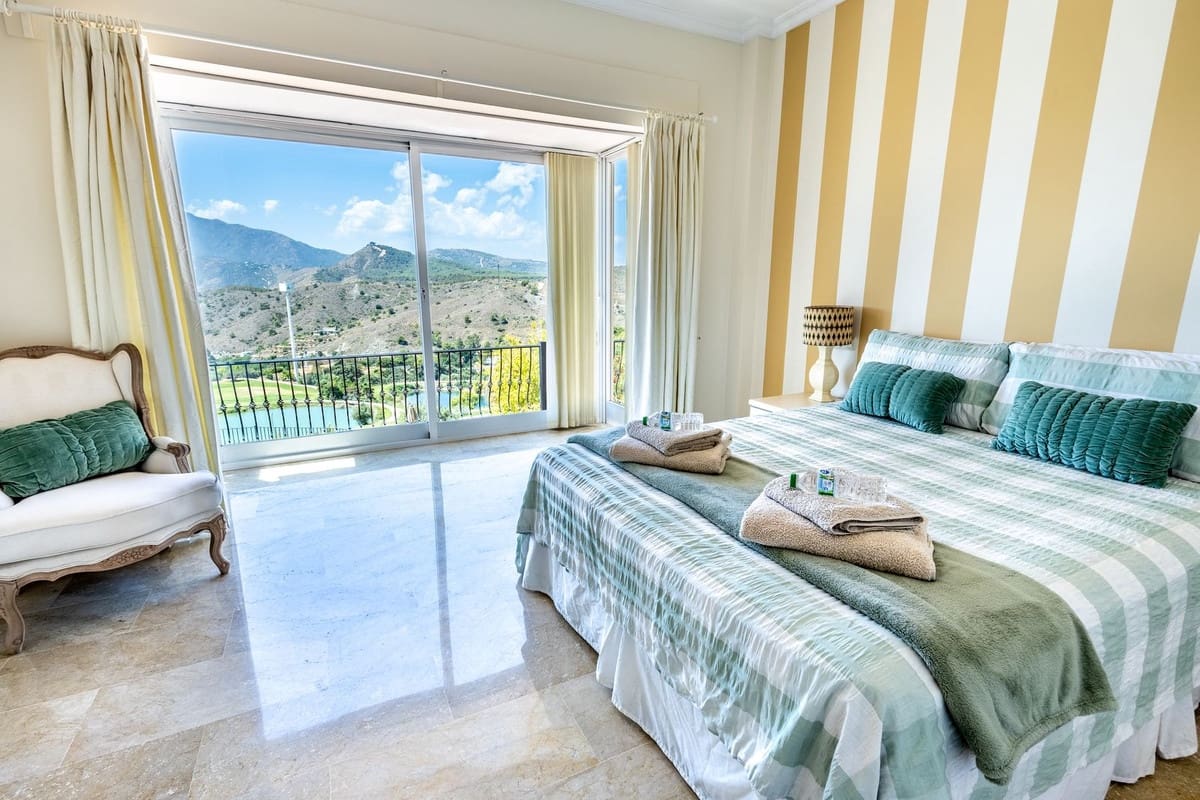 3 bedroom Villa for rent in Alhaurin Golf with pool garage - € 3,750 (Ref: 9325388)