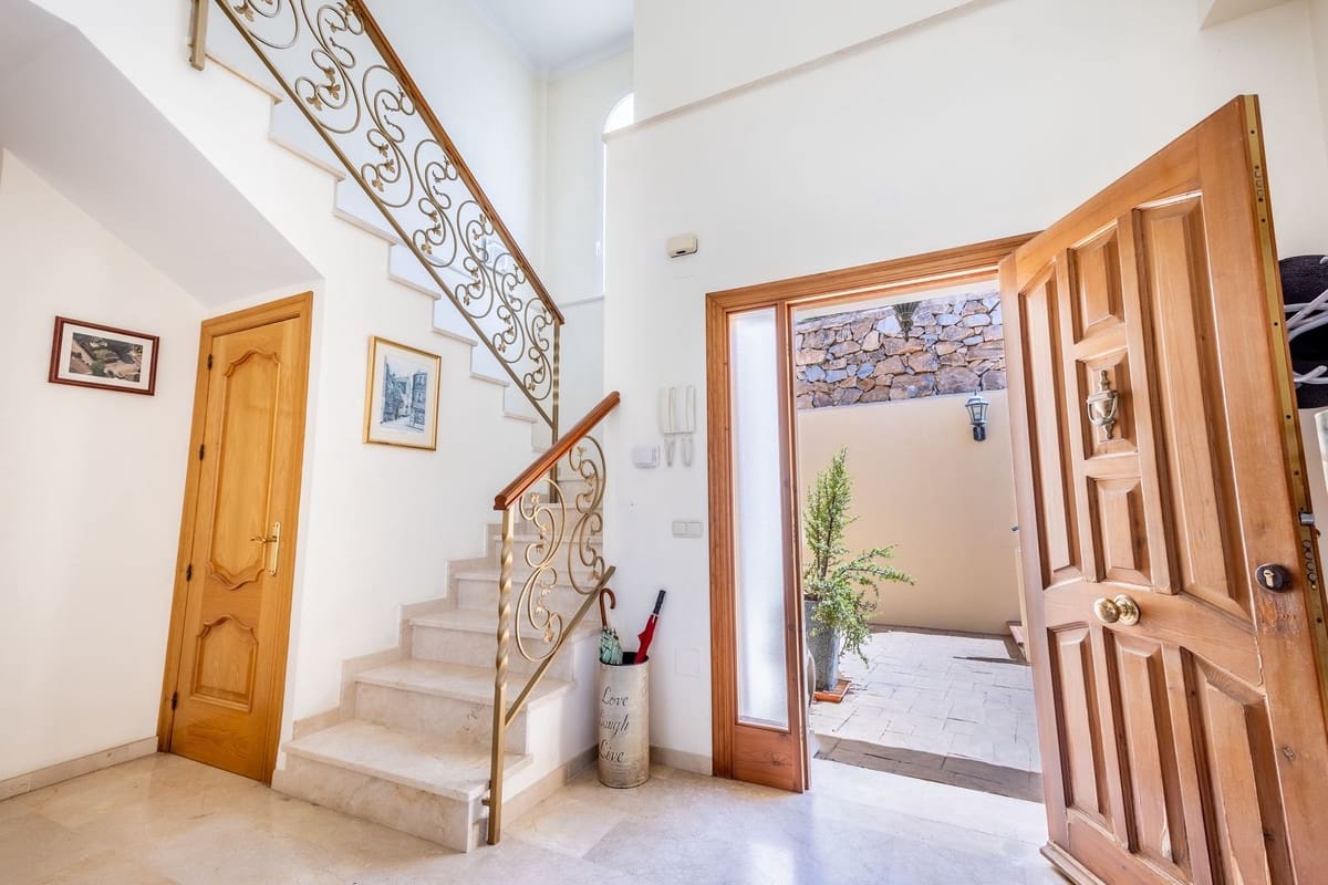 3 bedroom Villa for rent in Alhaurin Golf with pool garage - € 3,750 (Ref: 9325388)