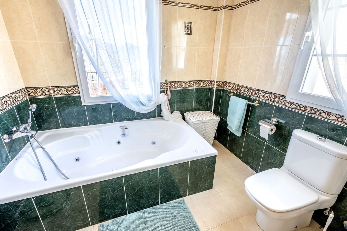 3 bedroom Villa for rent in Alhaurin Golf with pool garage - € 3,750 (Ref: 9325388)