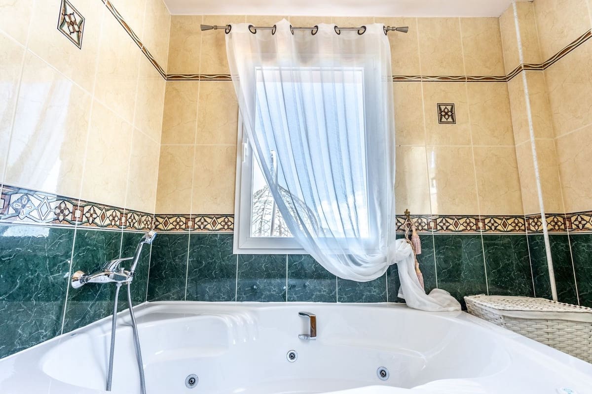 3 bedroom Villa for rent in Alhaurin Golf with pool garage - € 3,750 (Ref: 9325388)