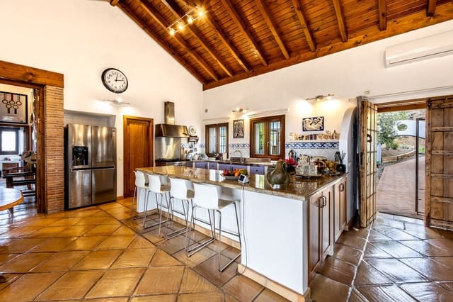 4 soveværelse Finca/Landehus til salg i Coín med swimmingpool garage - € 1.195.000 (Ref: 9372870)