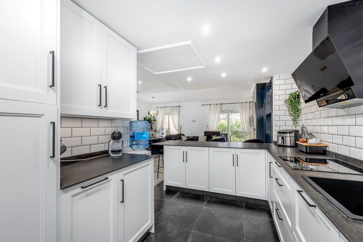 3 makuuhuone Omakotitalo myytävänä paikassa Alhaurin Golf mukana uima-altaan 
autotalli - 399 000 € (Ref: 9571741)