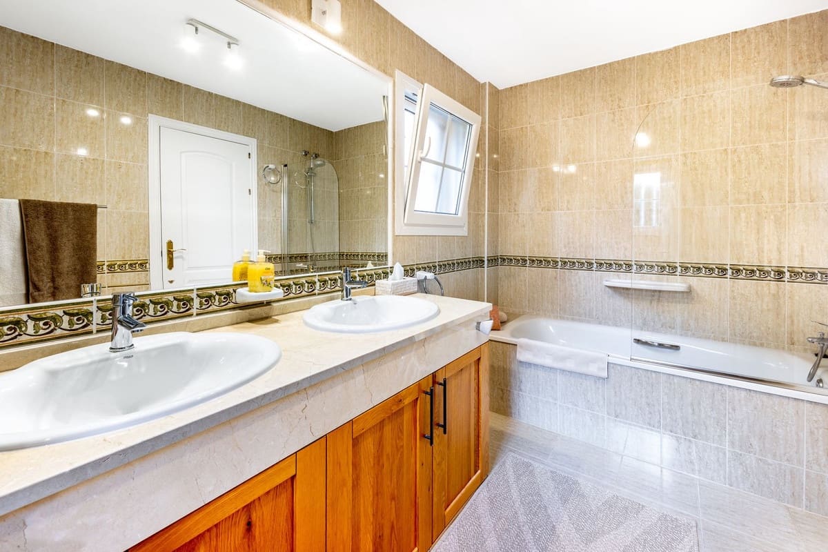 3 bedroom Apartment for sale in Alhaurin Golf with pool garage - € 455,000 (Ref: 9580119)