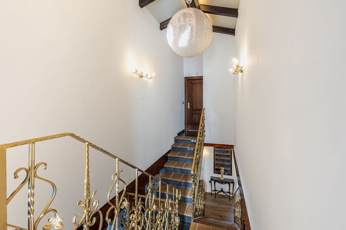 6 bedroom Villa for sale in Alhaurin el Grande with pool garage - € 755,000 (Ref: 9713368)