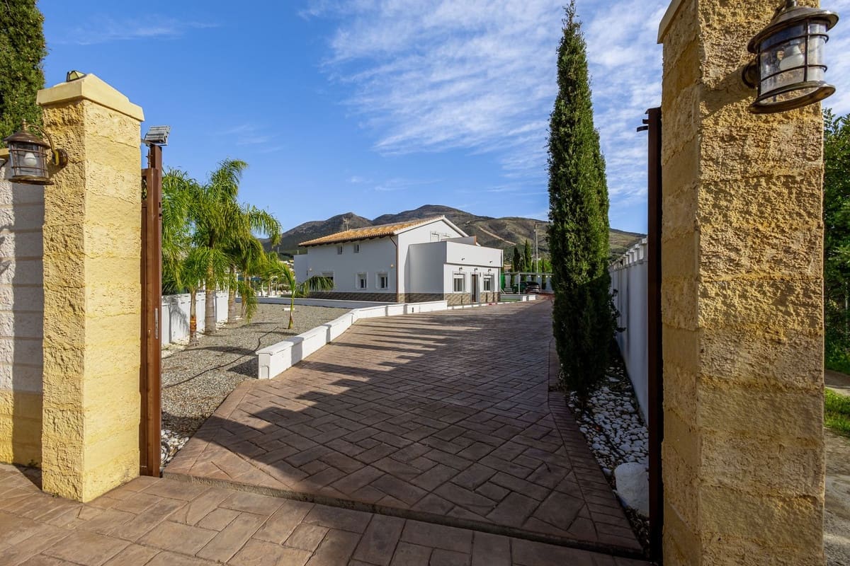 6 bedroom Villa for sale in Alhaurin el Grande with pool garage - € 755,000 (Ref: 9713368)