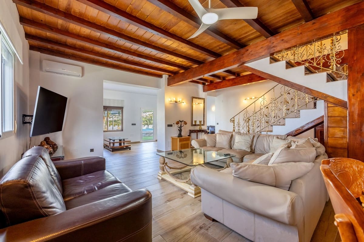 6 bedroom Villa for sale in Alhaurin el Grande with pool garage - € 755,000 (Ref: 9713368)