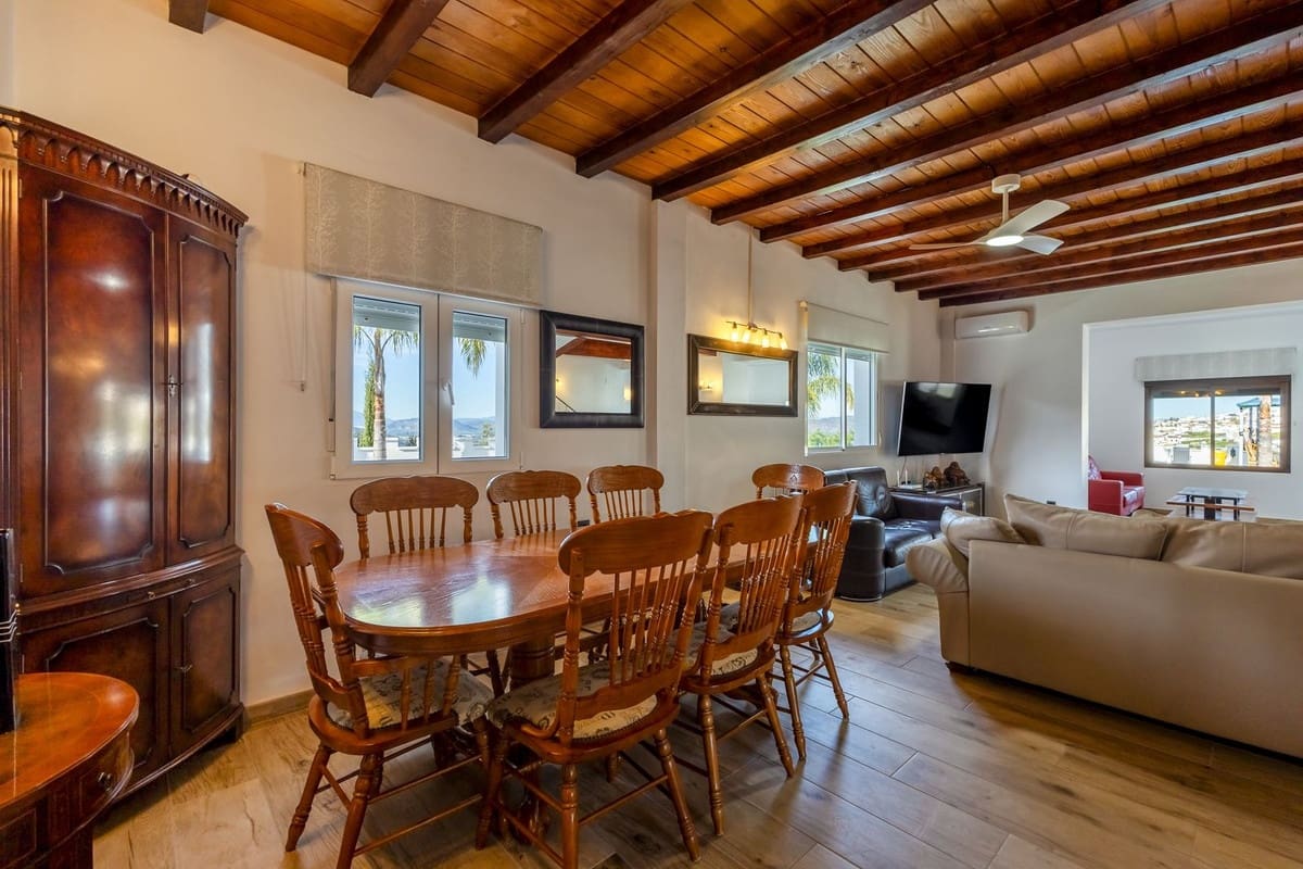 6 bedroom Villa for sale in Alhaurin el Grande with pool garage - € 755,000 (Ref: 9713368)