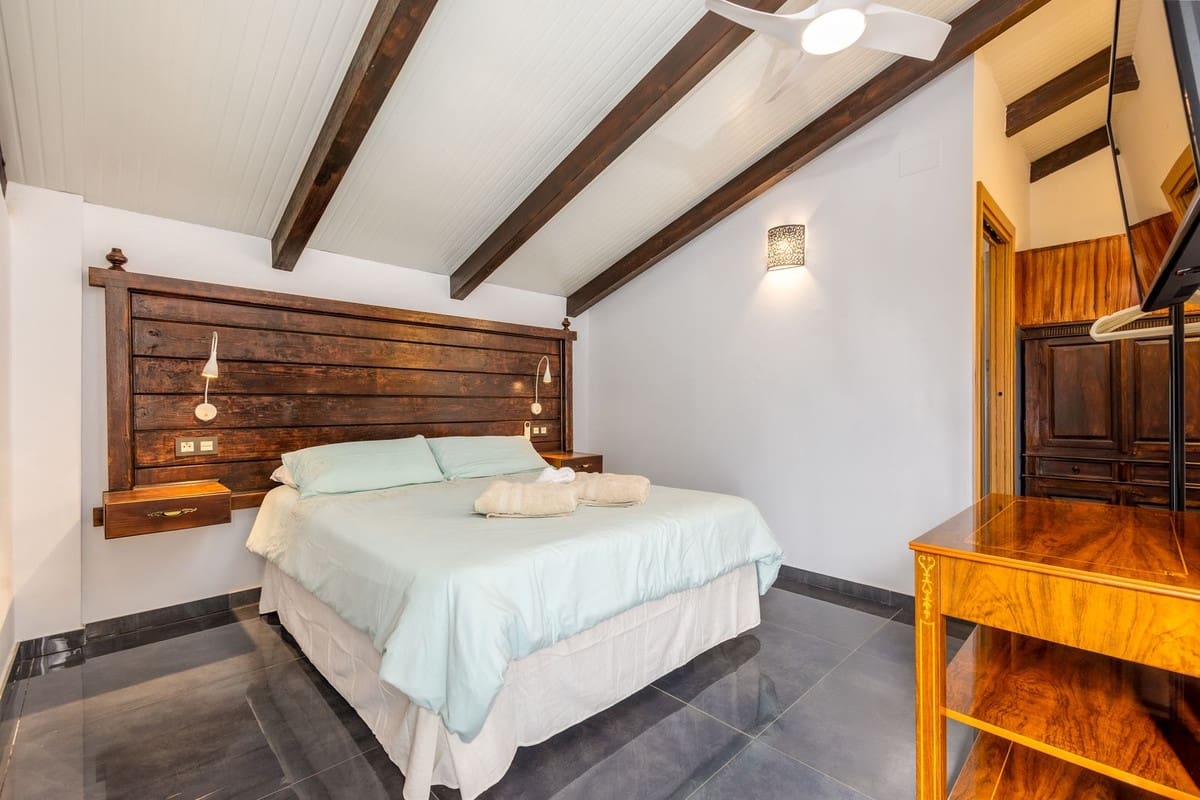 6 bedroom Villa for sale in Alhaurin el Grande with pool garage - € 755,000 (Ref: 9713368)