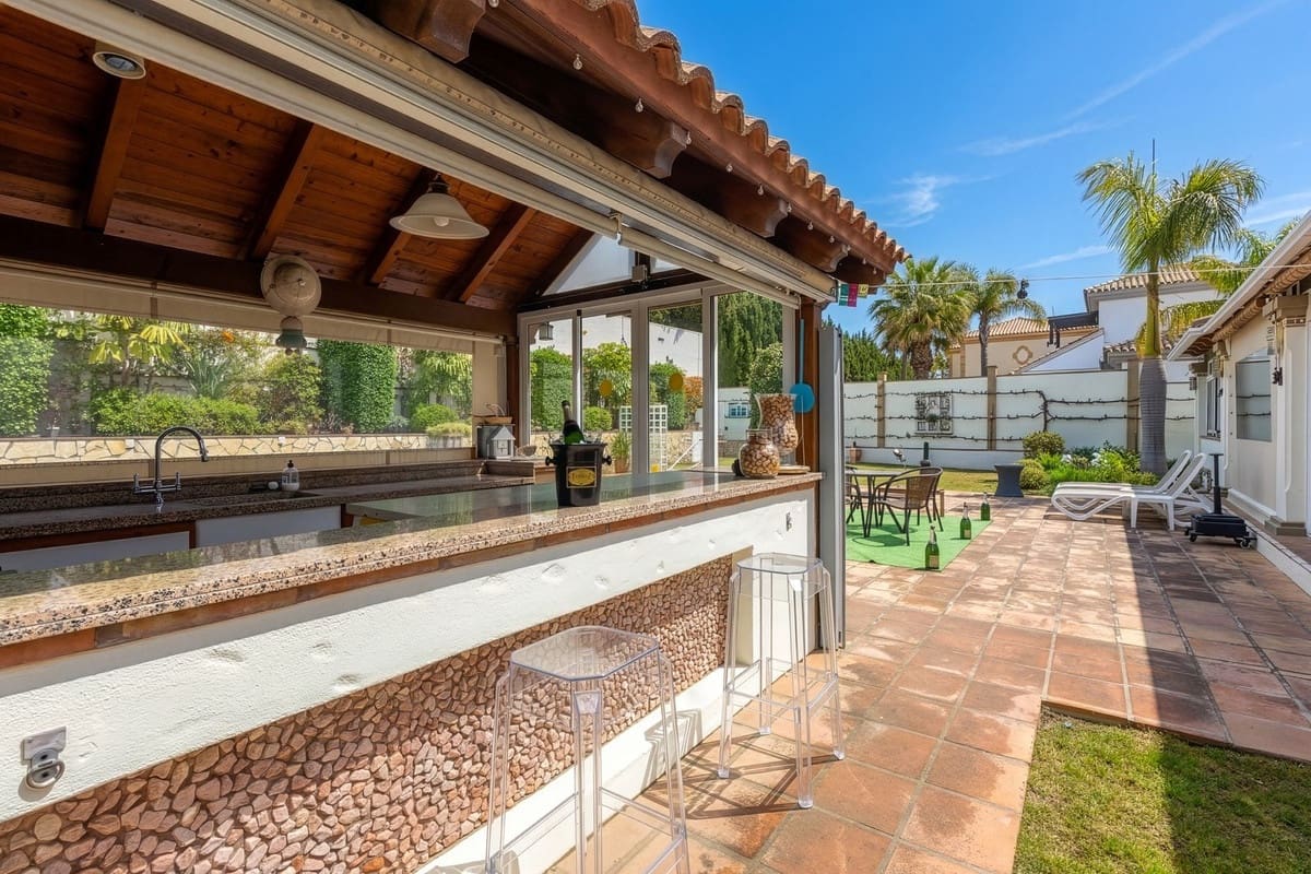 3 sypialnia Willa na sprzedaż w Coin z basenem garażem - 725 000 € (Ref: 9715397)