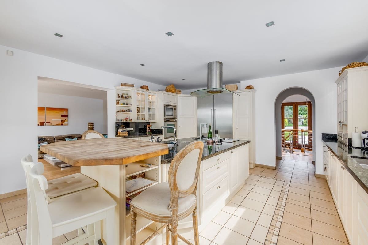 7 bedroom Villa for sale in Alhaurin el Grande with pool garage - € 2,200,000 (Ref: 9720770)