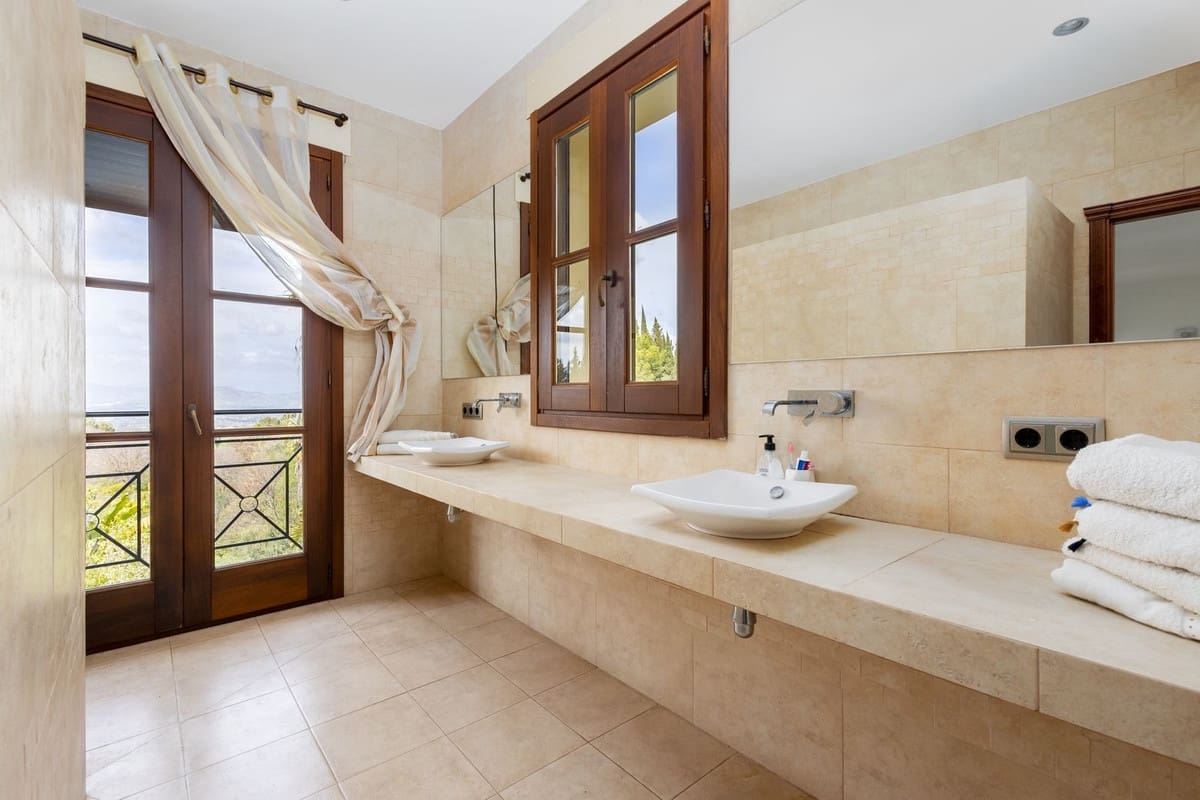 7 bedroom Villa for sale in Alhaurin el Grande with pool garage - € 2,200,000 (Ref: 9720770)