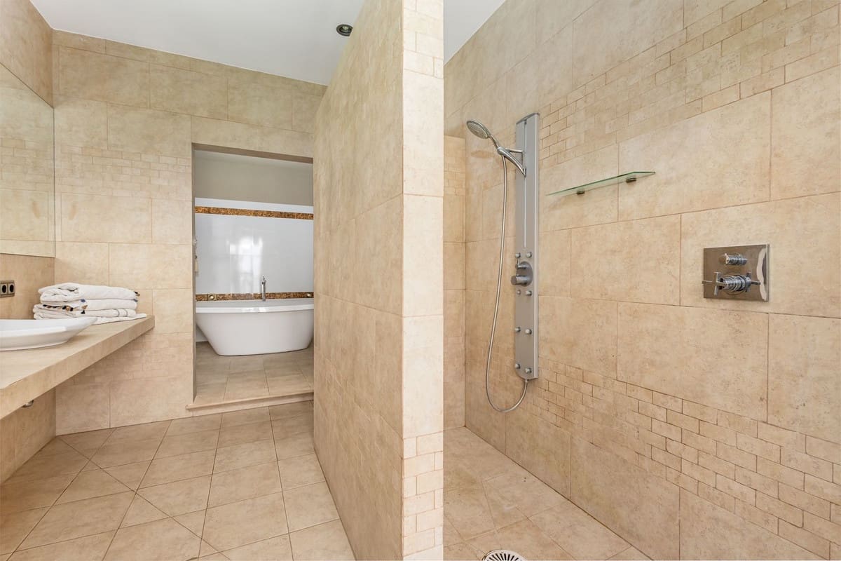 7 bedroom Villa for sale in Alhaurin el Grande with pool garage - € 2,200,000 (Ref: 9720770)