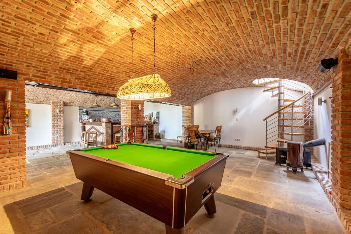 7 bedroom Villa for sale in Alhaurin el Grande with pool garage - € 2,200,000 (Ref: 9720770)