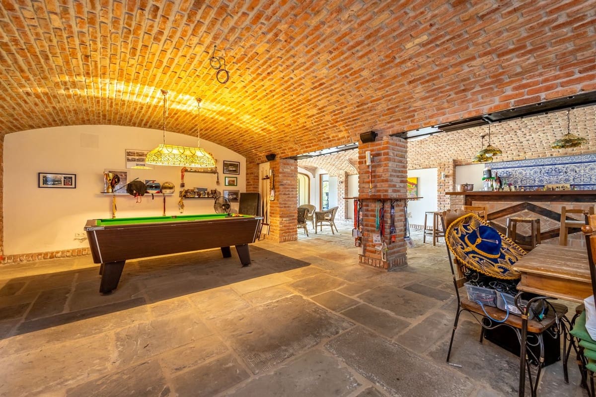7 bedroom Villa for sale in Alhaurin el Grande with pool garage - € 2,200,000 (Ref: 9720770)