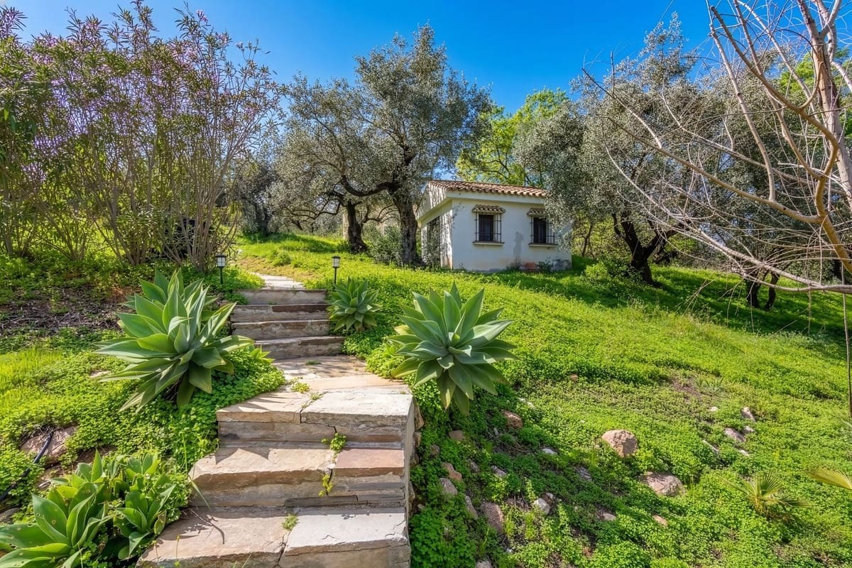 7 bedroom Villa for sale in Alhaurin el Grande with pool garage - € 2,200,000 (Ref: 9720770)