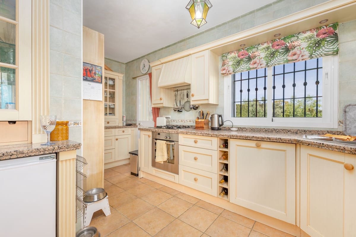 4 bedroom Villa for sale in Coin with pool garage - € 645,000 (Ref: 9860699)