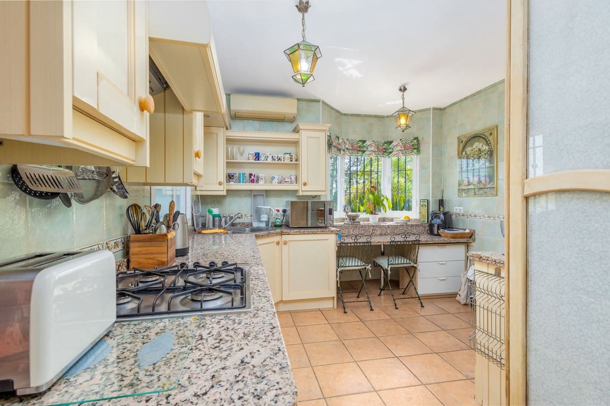 4 bedroom Villa for sale in Coin with pool garage - € 645,000 (Ref: 9860699)