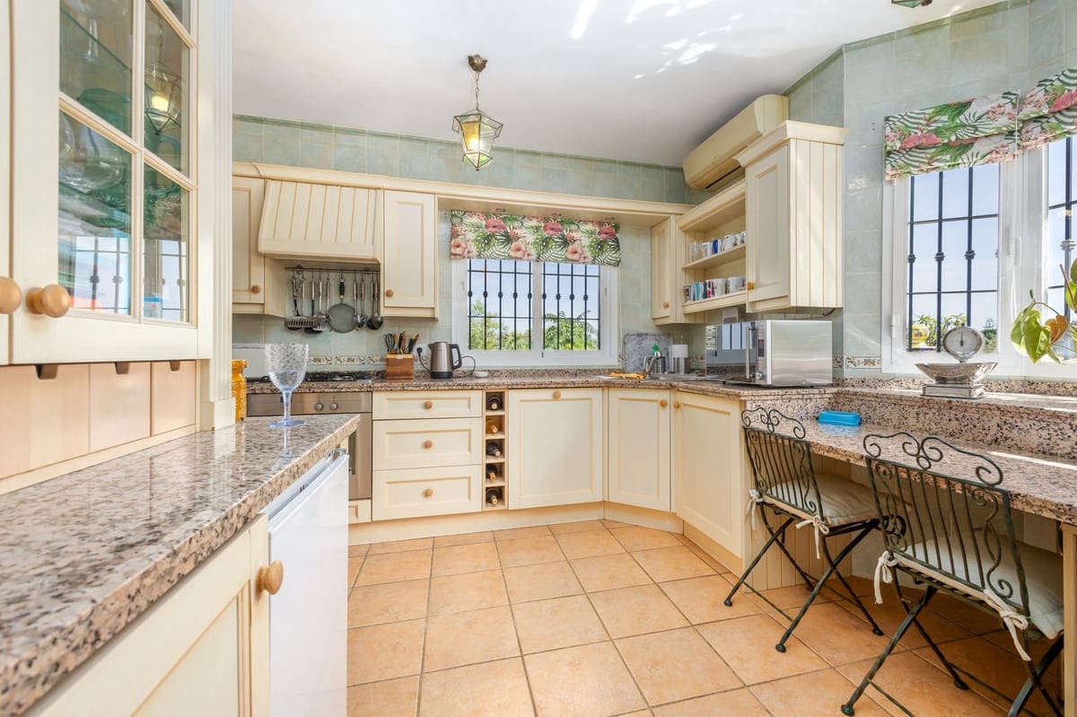 4 bedroom Villa for sale in Coin with pool garage - € 645,000 (Ref: 9860699)