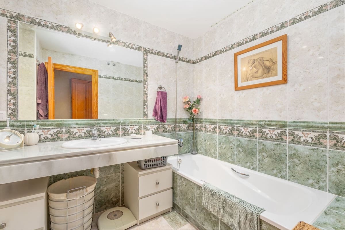 4 bedroom Villa for sale in Coin with pool garage - € 645,000 (Ref: 9860699)