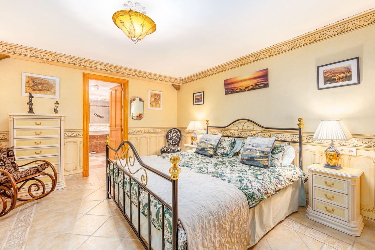 4 bedroom Villa for sale in Coin with pool garage - € 645,000 (Ref: 9860699)